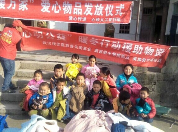 山区孩子们收到大家捐赠的爱心衣物啦 山区孩子们收到大家捐赠的爱心衣物啦