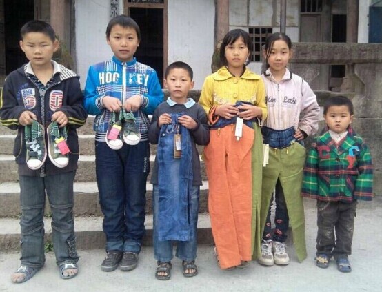 视佳医公益孩子们领到衣服啦 视佳医公益孩子们领到衣服啦